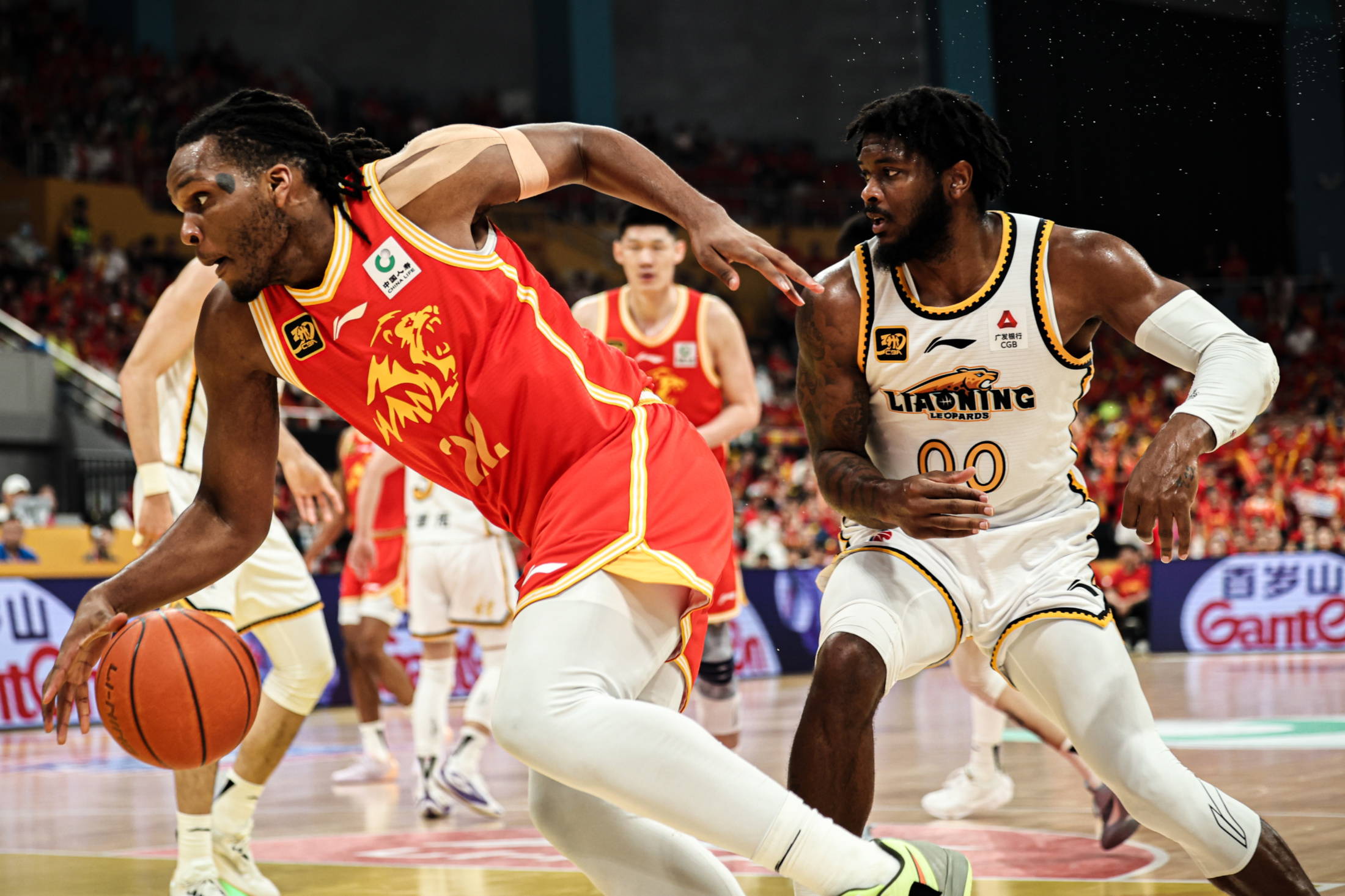 今晨体能课后，洛杉矶湖人远射贴柱备战足总杯，更衣室稳定，更衣室氛围转暖的简单介绍