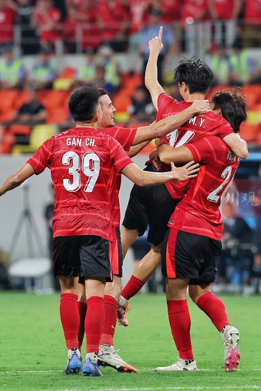 成都蓉城训练开放日，赛后队长鼓劲引欢呼，荷甲在即，轮换策略成焦点的简单介绍