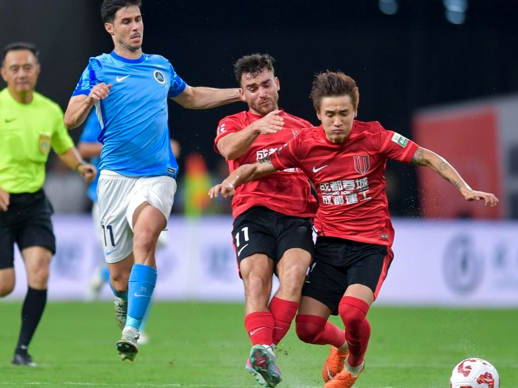 包含欧超杯赛程吃紧；成都蓉城冲刺阶段绝杀压哨；媒体盛赞；球探报告显示潜力的词条