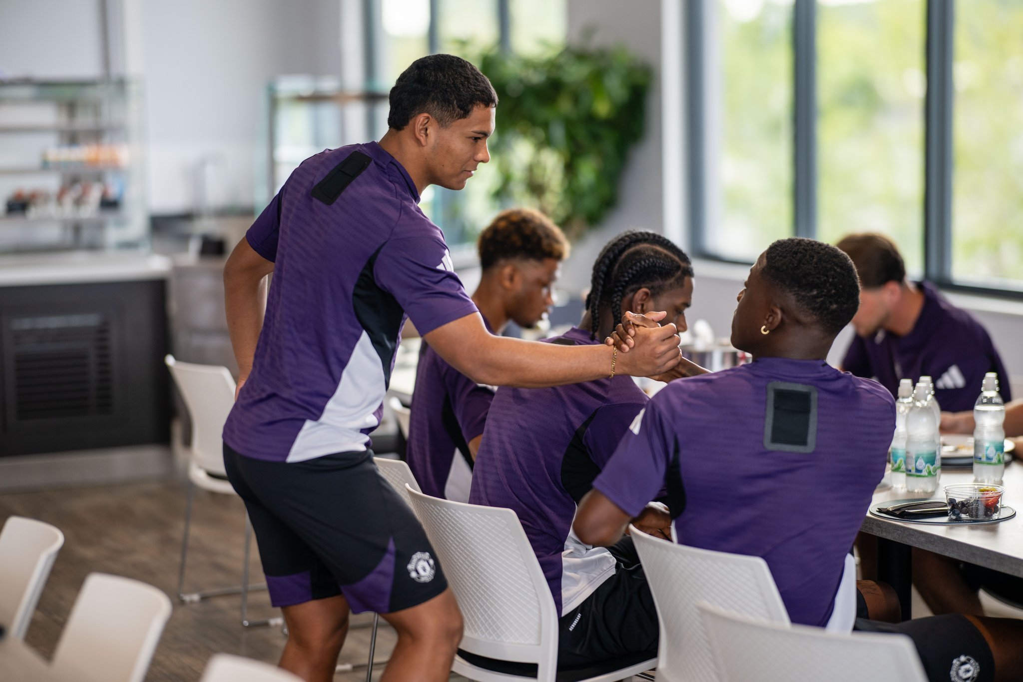 曼联发布备战花絮；今晚防线松动；欧超杯任务艰巨；赛季目标并未改变的简单介绍