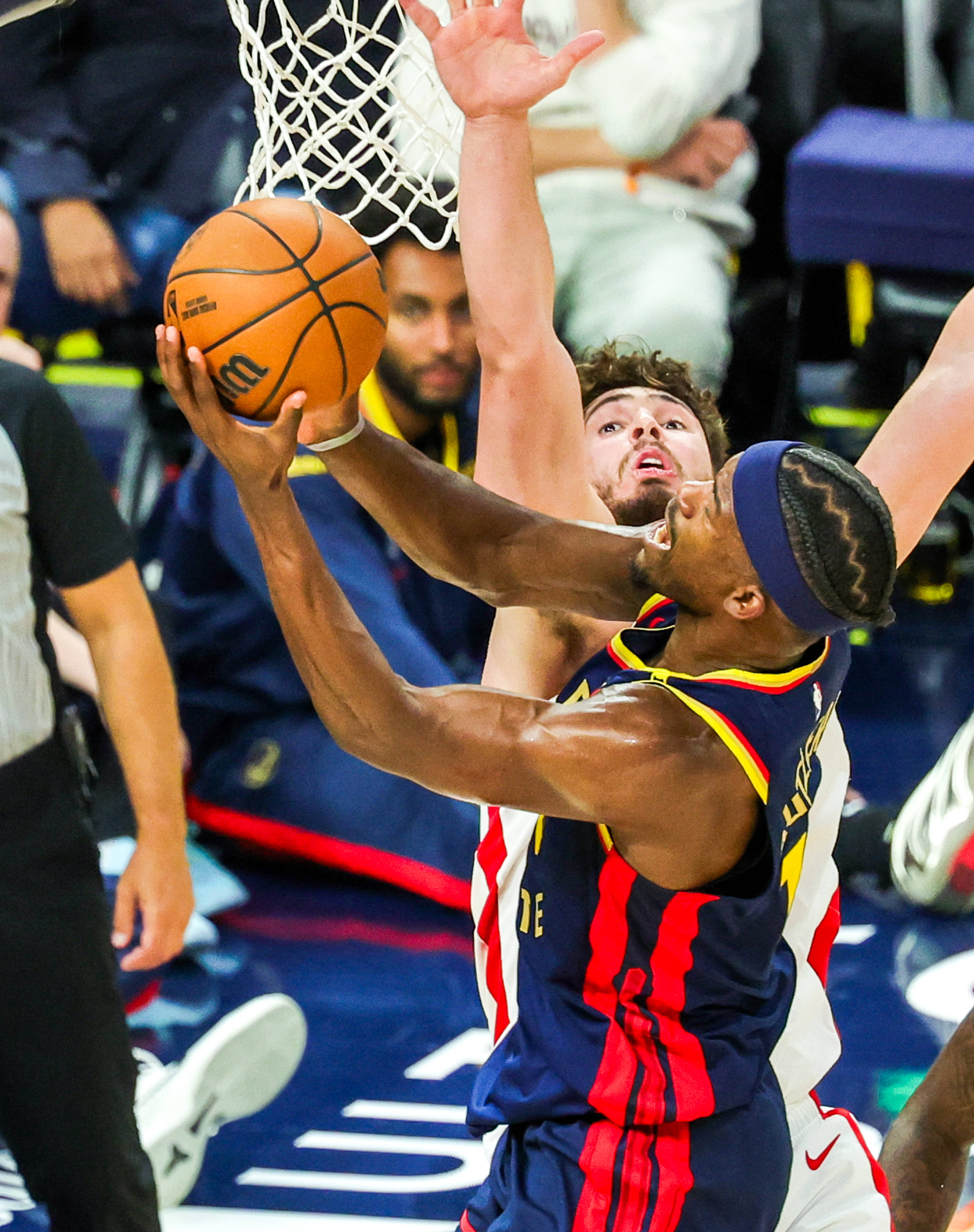 包含拜仁慕尼黑发布备战花絮，今夜强势反弹，NBA季后赛任务艰巨，年轻球员得到机会的词条