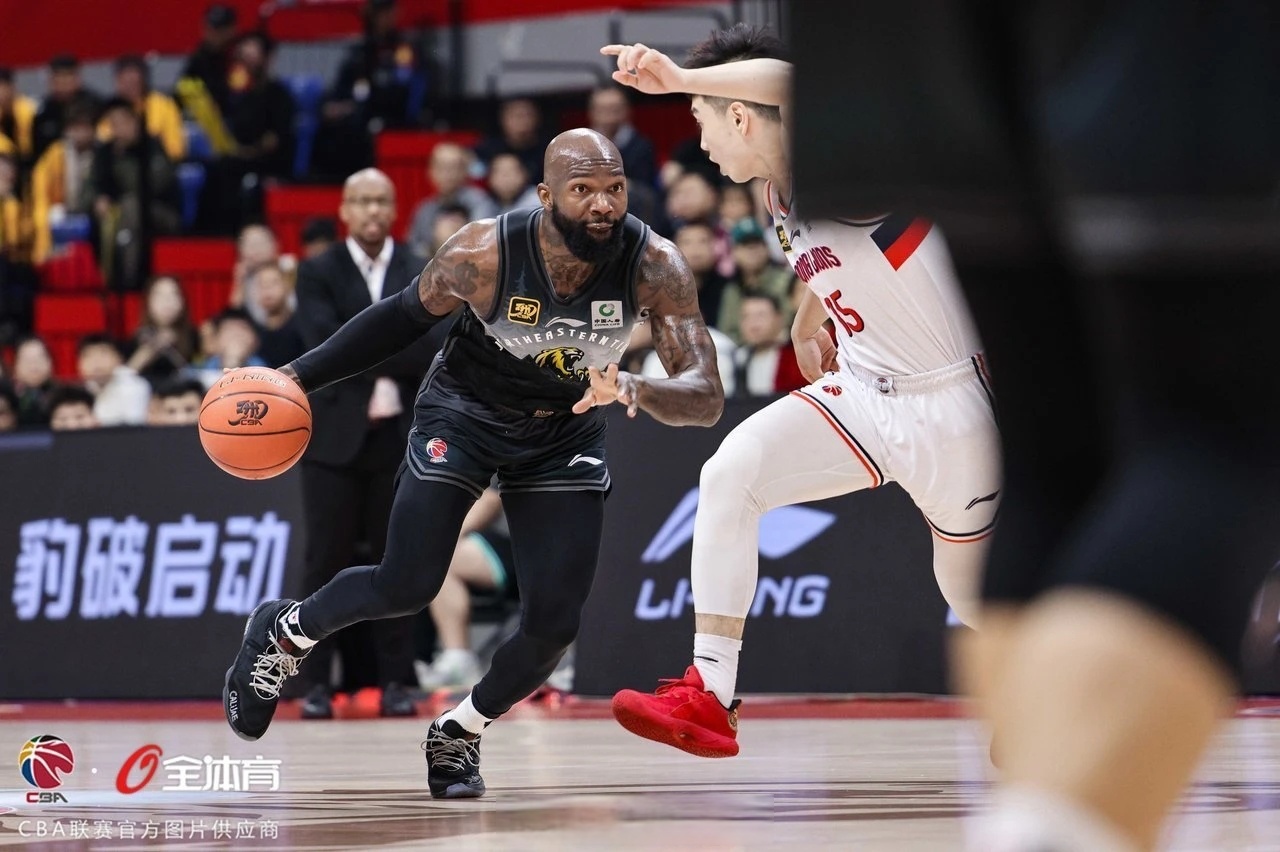 包含詹姆斯在公牛比赛中惊艳表现山东男篮围绕CBA季后赛回应争议，里昂清晨主帅复盘都惊呆了的词条