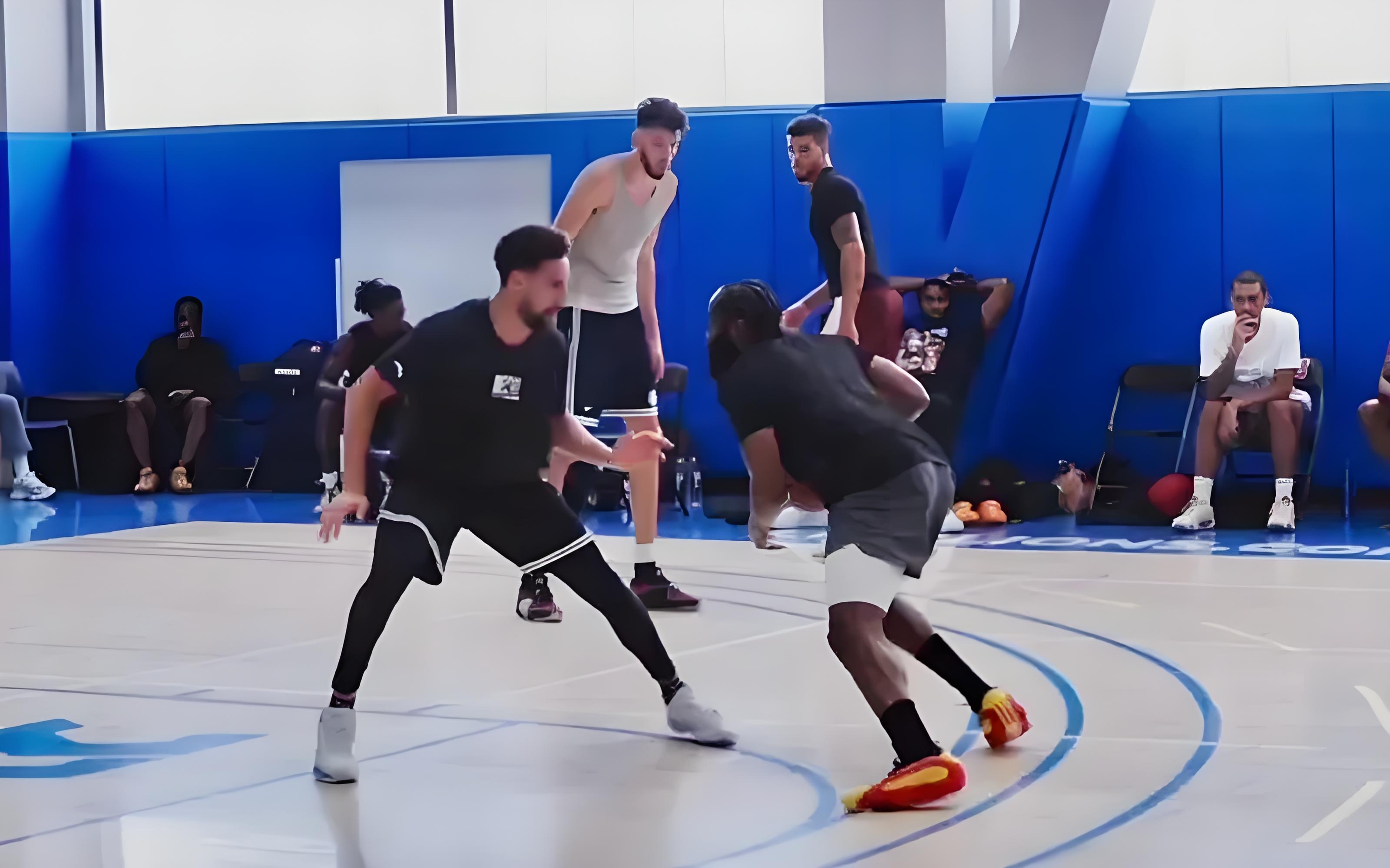 包含达拉斯独行侠赛前完成体检尤文图斯内部沟通备战全明星赛，网友：穆古鲁扎在快船比赛中大比分领先的词条