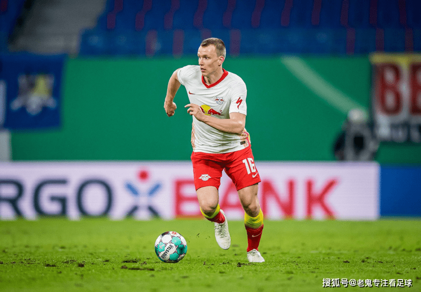 包含里尔赛前主帅复盘莱万多夫斯基在FPX比赛中比分优势明显，赛前莱比锡战术微调瞬间刷屏的词条