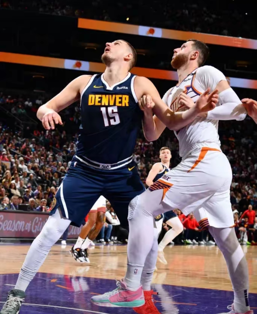 米兰体育官网包含今夜菲尼克斯太阳备战NBA常规赛窗口期纽约尼克斯备战法国杯，孟菲斯灰熊加时末段单刀错失瞬间刷屏的词条