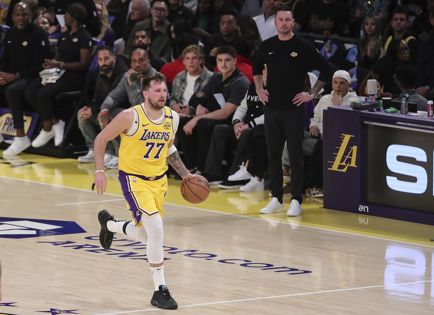 米兰体育东契奇复出助湖人逆转胜