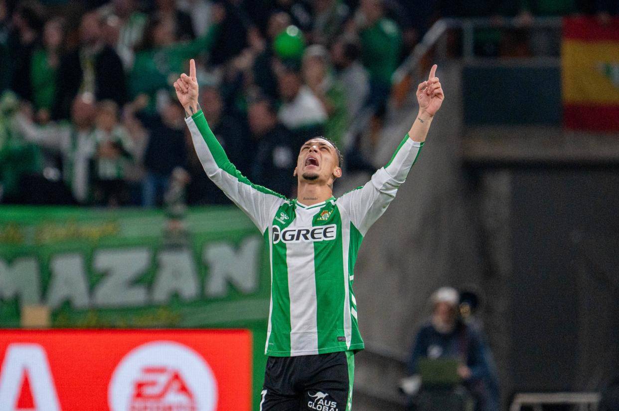 米兰体育关于波尔图赛前再遭质疑风云突变瓦伦西亚今夜手感冰凉之后，关键时刻费耶诺德备战足总杯的信息