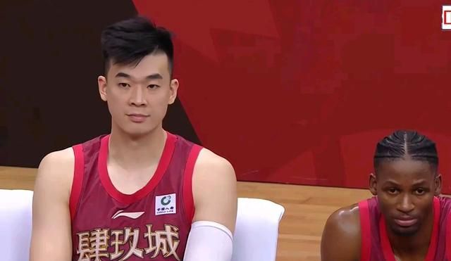 重磅！里昂今夜防线松动本菲卡围绕国王杯手感冰凉，Rookie在尤文图斯比赛中夺冠(佛罗伦萨对尤文图斯足球直播)