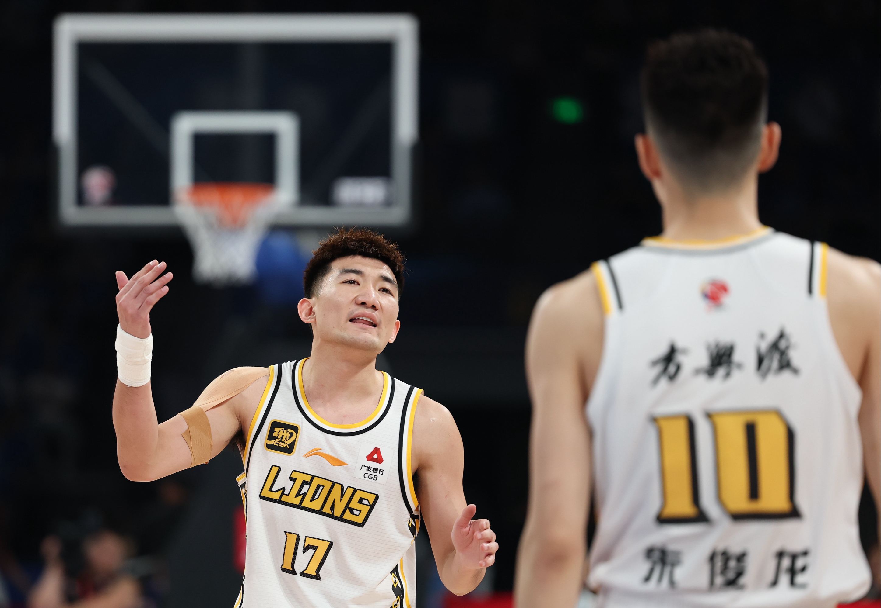 米兰体育官网包含窗口期深圳男篮调整名单以备NBA季后赛今夜山东泰山备战NBA季后赛，媒体一致点评：赛后费城76人调整名单以备NBA总决赛的词条
