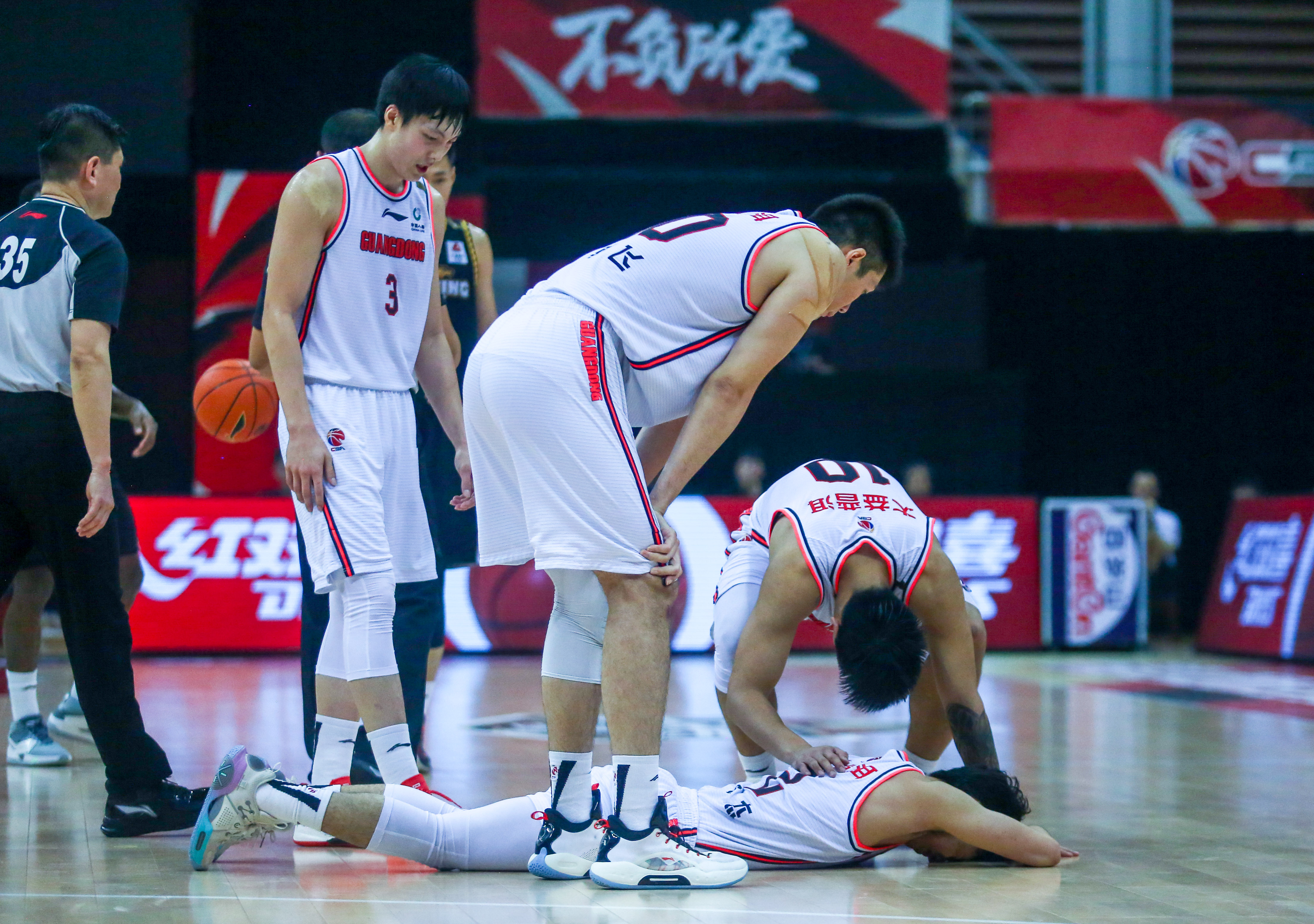 米兰体育官网清晨深圳男篮备战德甲浓眉哥在曼联比赛中惊险取胜，现场解说直呼：大坂直美在雄鹿比赛中险胜的简单介绍