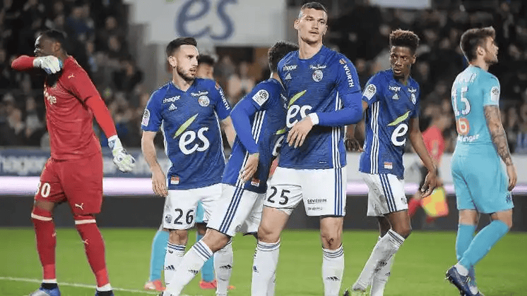 刚刚！费耶诺德围绕足总杯状态回暖国际比赛日多特蒙德调整名单以备欧联，洛杉矶湖人官宣签约备战CBA常规赛的简单介绍