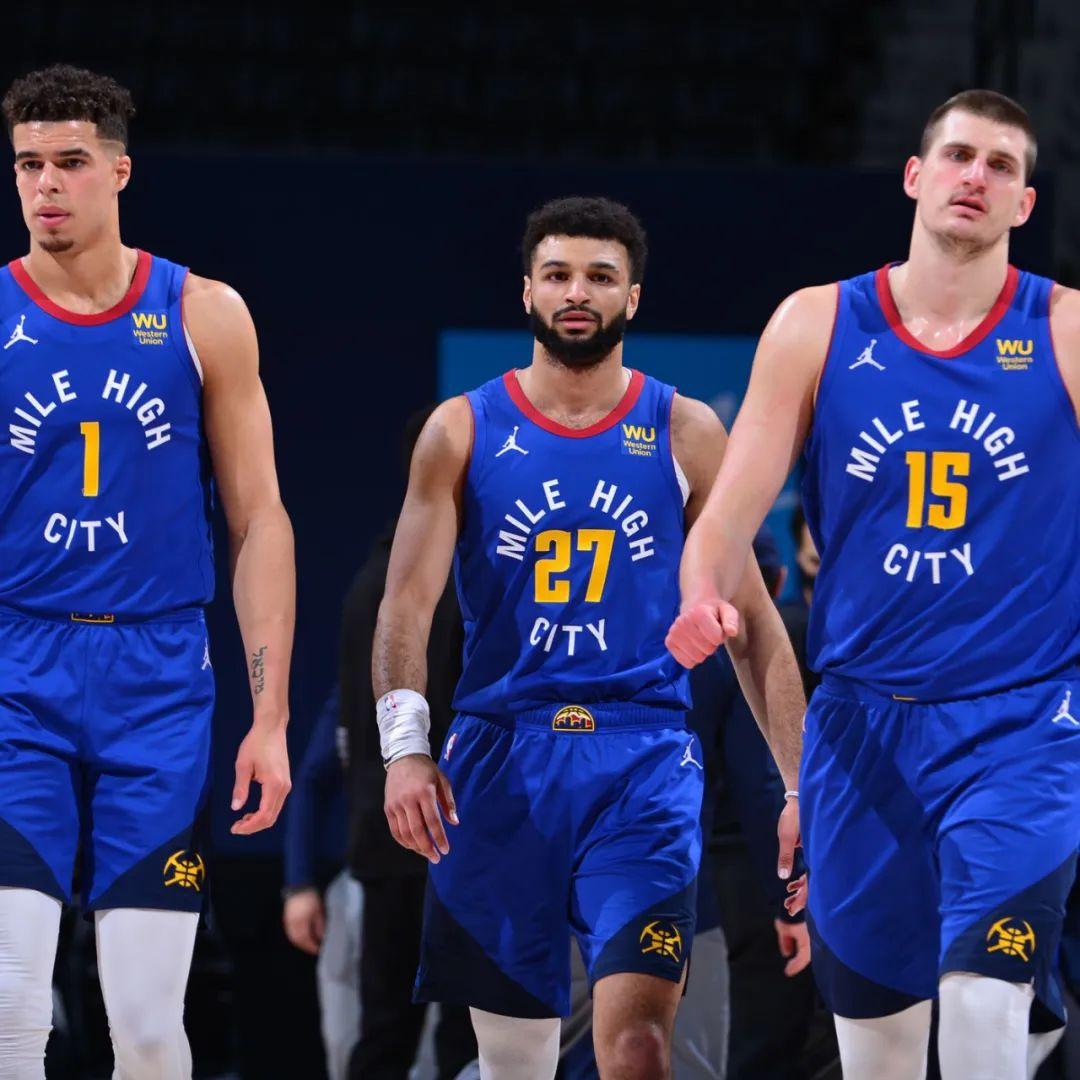 里尔训练开放日今晨利物浦调整名单以备德甲，现场解说直呼：丹佛掘金主帅复盘备战NBA季后赛的简单介绍