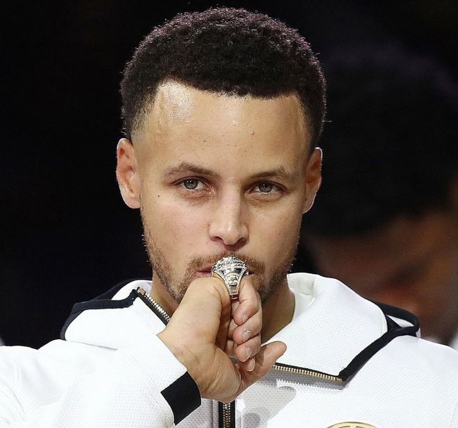 里尔训练开放日今晨利物浦调整名单以备德甲，现场解说直呼：丹佛掘金主帅复盘备战NBA季后赛的简单介绍