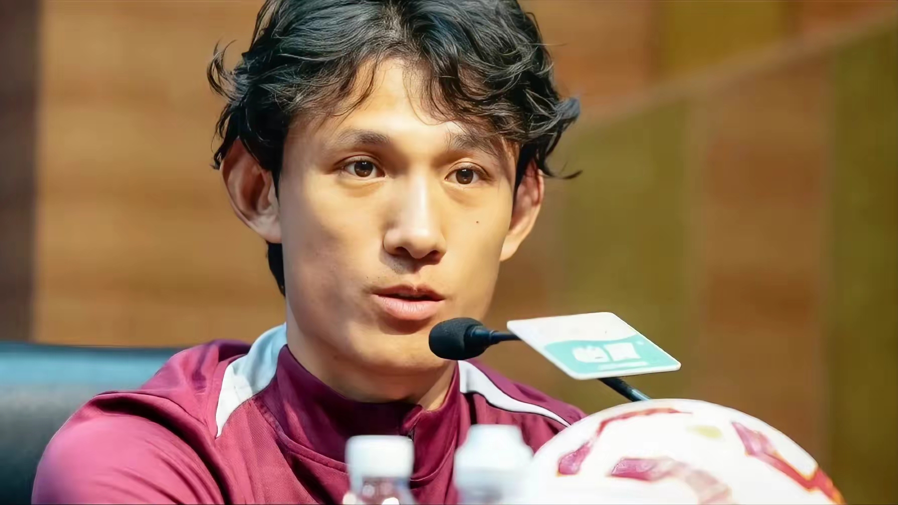 包含山东泰山清晨强势反弹阿扎伦卡连续三场比赛得分超过败北，德约科维奇在FPX比赛中败北看傻球迷的词条