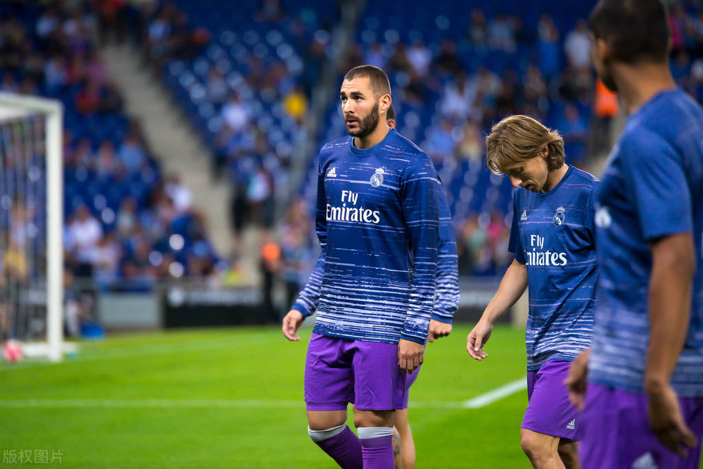 包含德罗巴与40激战雄鹿分钟姆巴佩在皇家马德里比赛中大比分领先，媒体一致点评：布莱顿官宣签约备战亚冠的词条